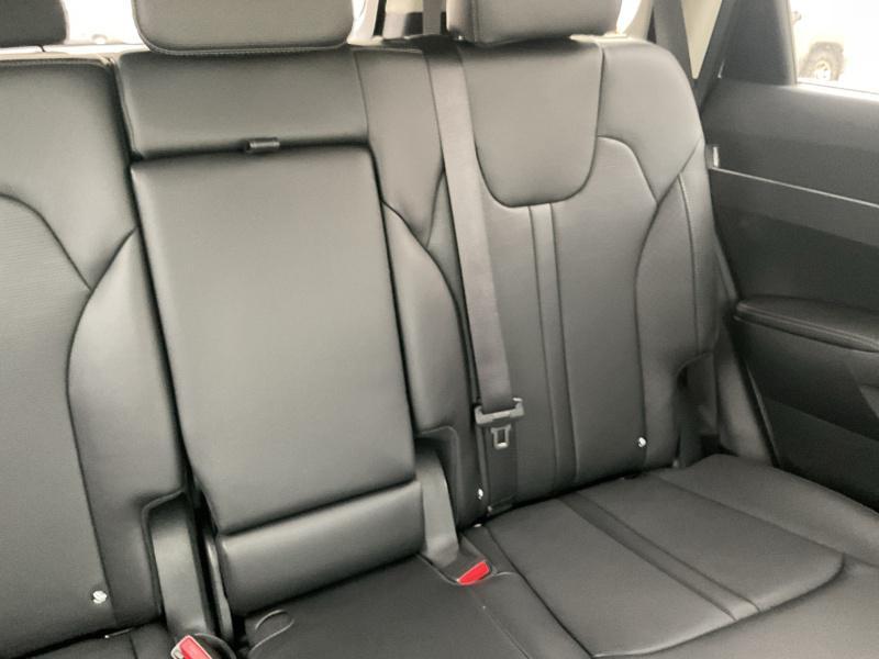 new 2025 Kia Sorento car, priced at $38,674