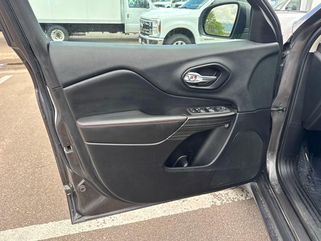 used 2014 Jeep Cherokee car, priced at $10,689