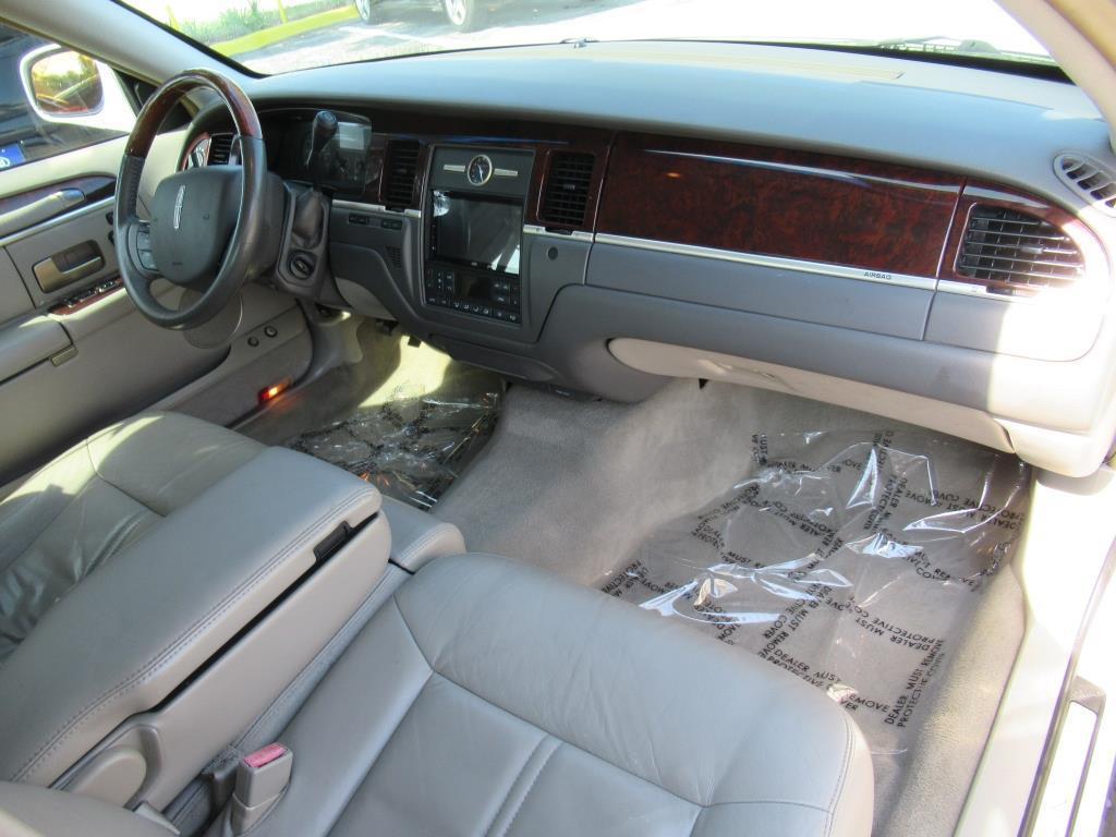 used 2008 Lincoln Town Car car, priced at $10,500