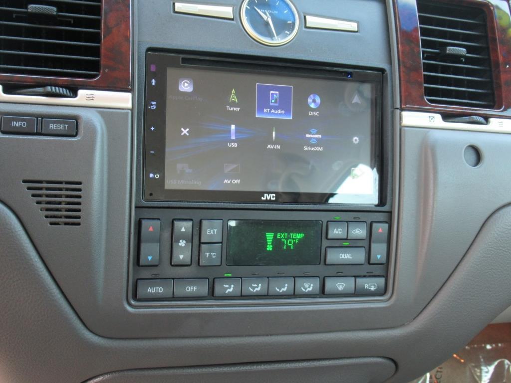 used 2008 Lincoln Town Car car, priced at $10,500