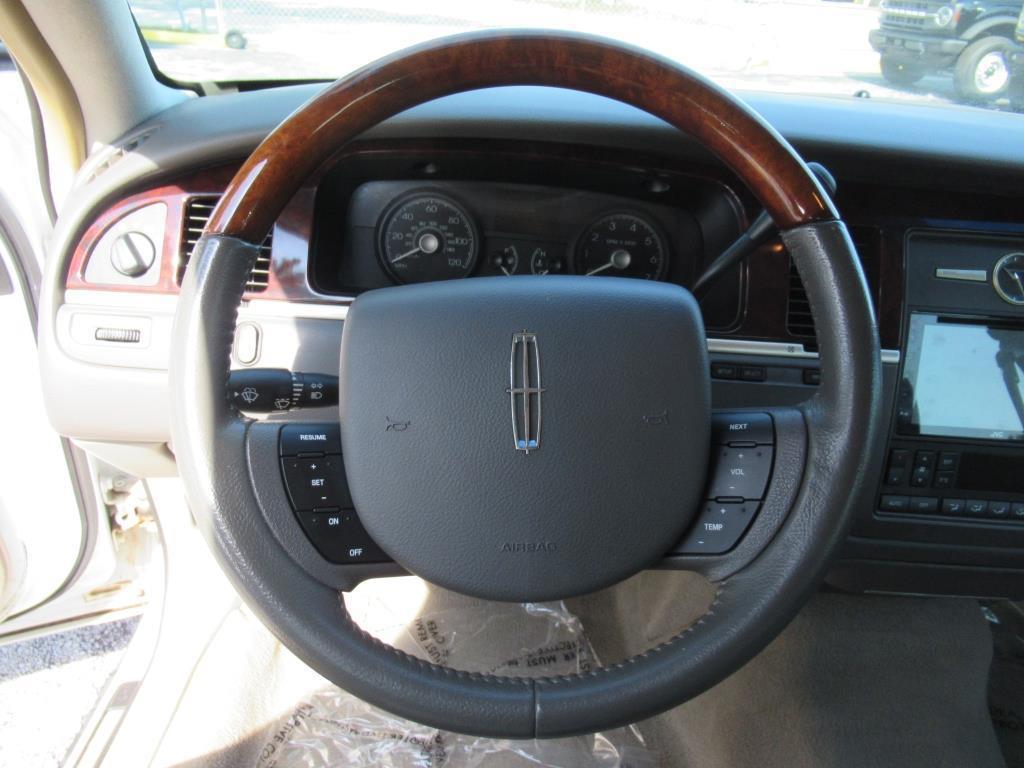 used 2008 Lincoln Town Car car, priced at $10,500