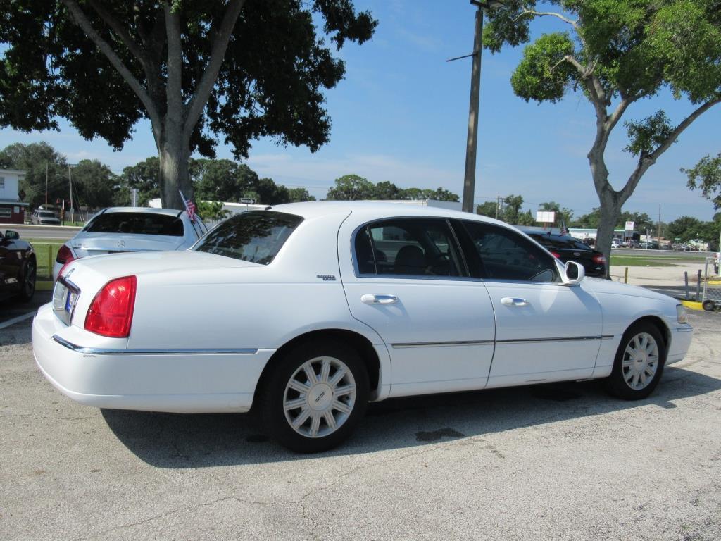 used 2008 Lincoln Town Car car, priced at $10,500
