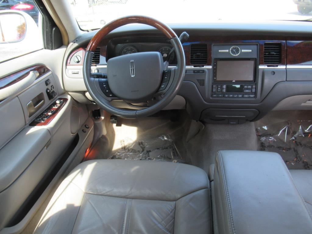 used 2008 Lincoln Town Car car, priced at $10,500