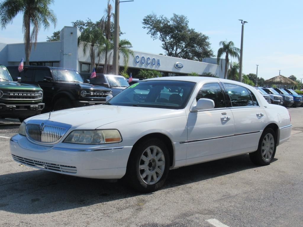 used 2008 Lincoln Town Car car, priced at $10,500