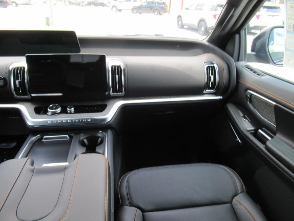 new 2025 Ford Expedition car, priced at $79,772