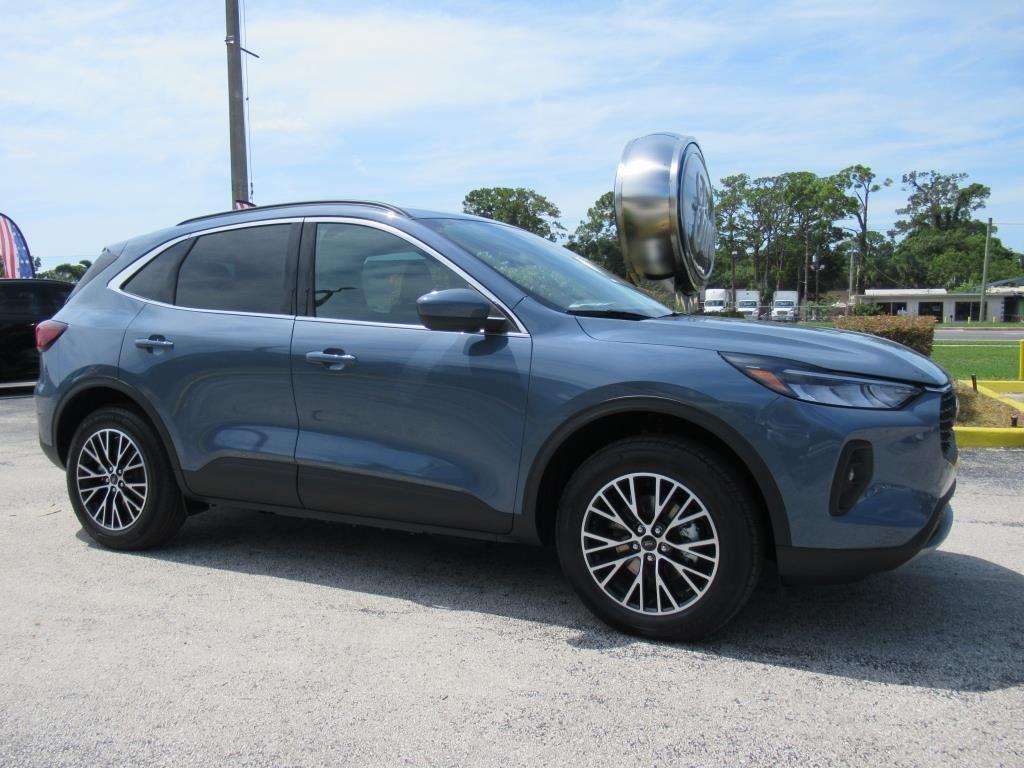 new 2025 Ford Escape PHEV car, priced at $27,806