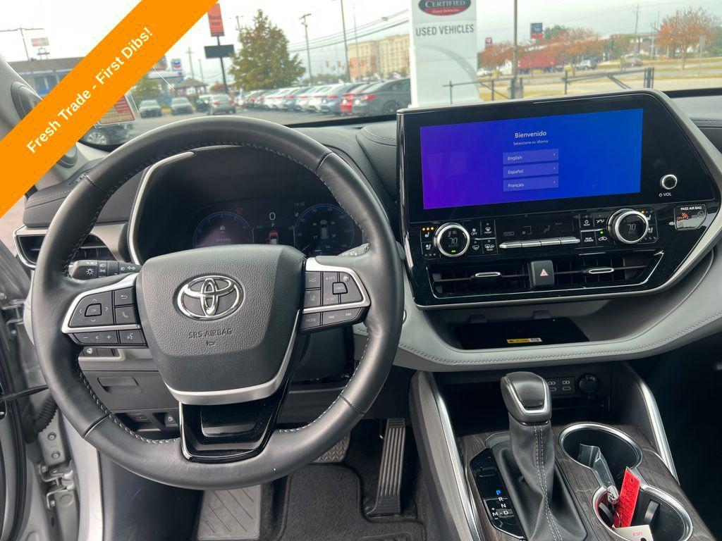 used 2023 Toyota Highlander car, priced at $36,200