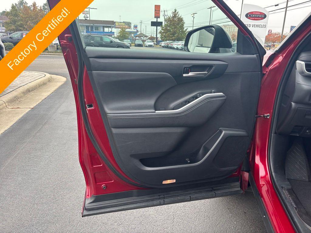 used 2023 Toyota Highlander car, priced at $39,400