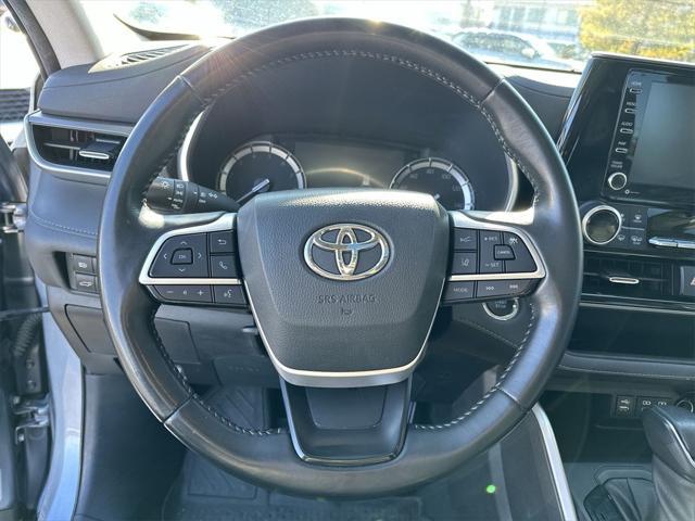 used 2022 Toyota Highlander car, priced at $27,099