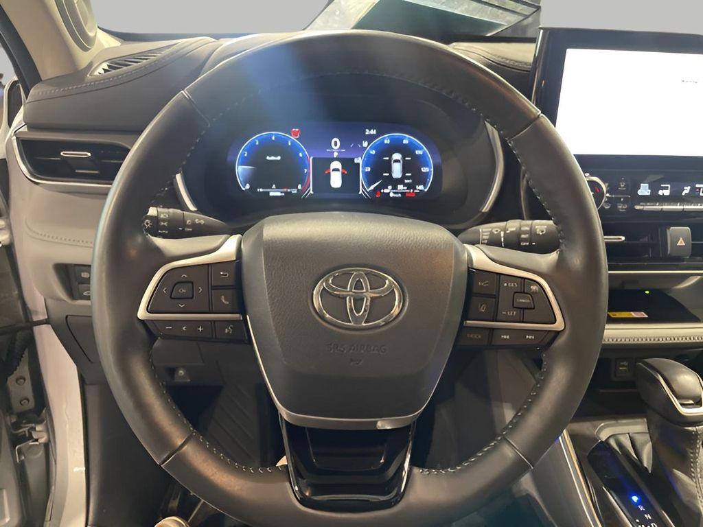 used 2023 Toyota Highlander car, priced at $41,859
