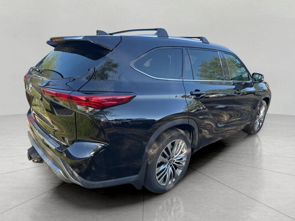 used 2022 Toyota Highlander car, priced at $44,214