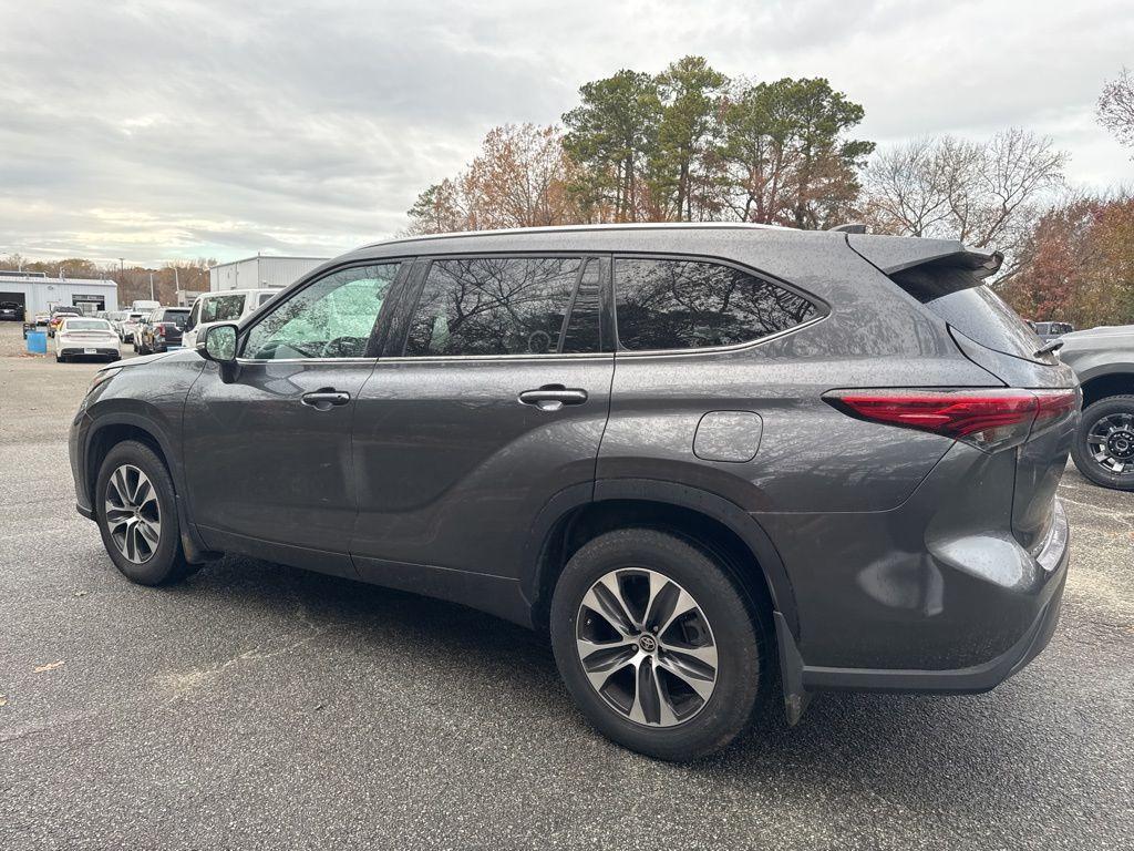 used 2021 Toyota Highlander car, priced at $32,600