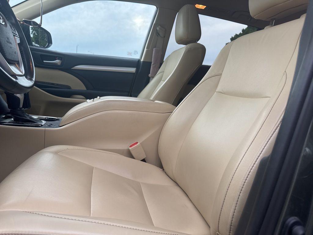 used 2019 Toyota Highlander car, priced at $31,504