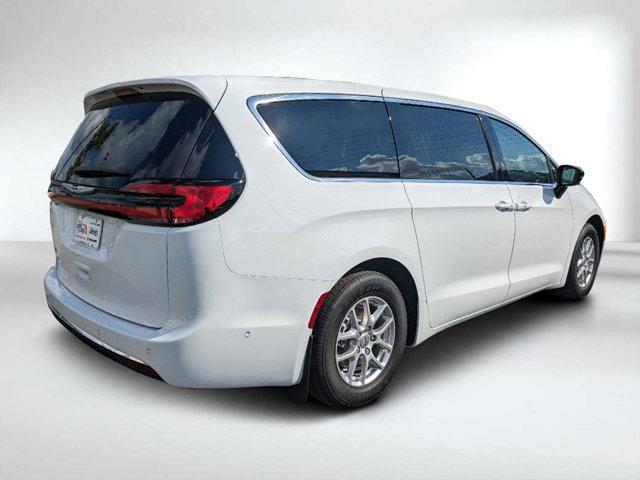 new 2024 Chrysler Pacifica car, priced at $44,279