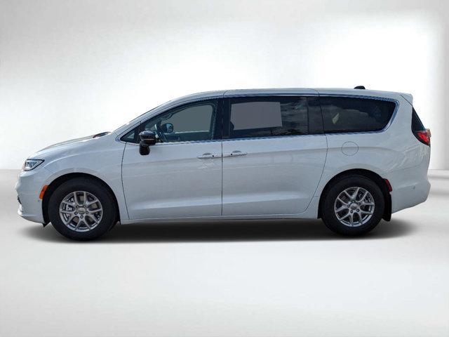 new 2024 Chrysler Pacifica car, priced at $44,279