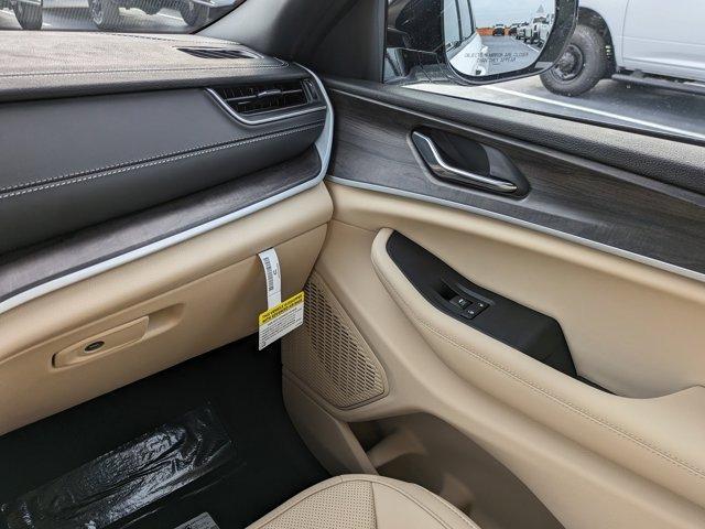 new 2025 Jeep Grand Cherokee car, priced at $41,877