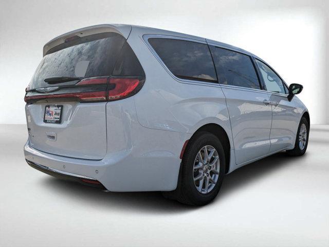 new 2025 Chrysler Pacifica car, priced at $44,977