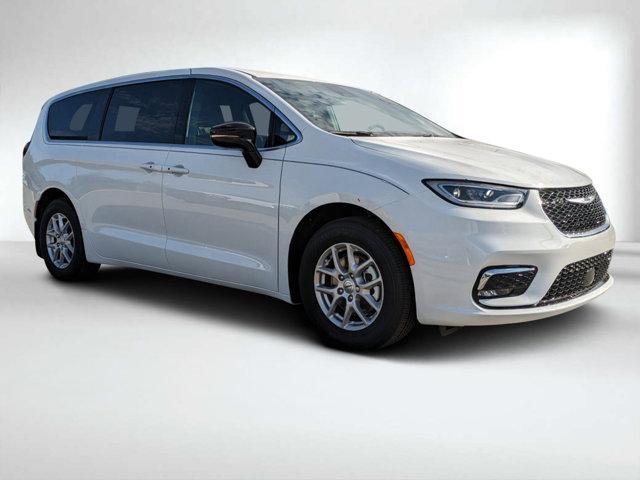 new 2025 Chrysler Pacifica car, priced at $44,977