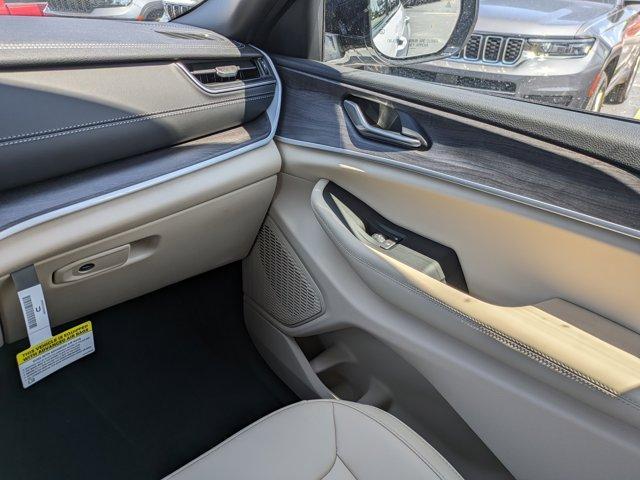 new 2025 Jeep Grand Cherokee car, priced at $33,499