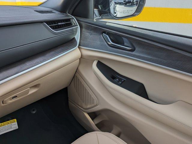 new 2025 Jeep Grand Cherokee car, priced at $39,187