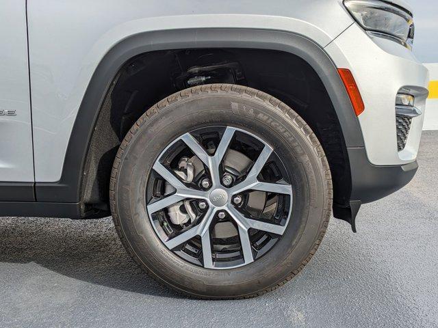 new 2025 Jeep Grand Cherokee car, priced at $39,187