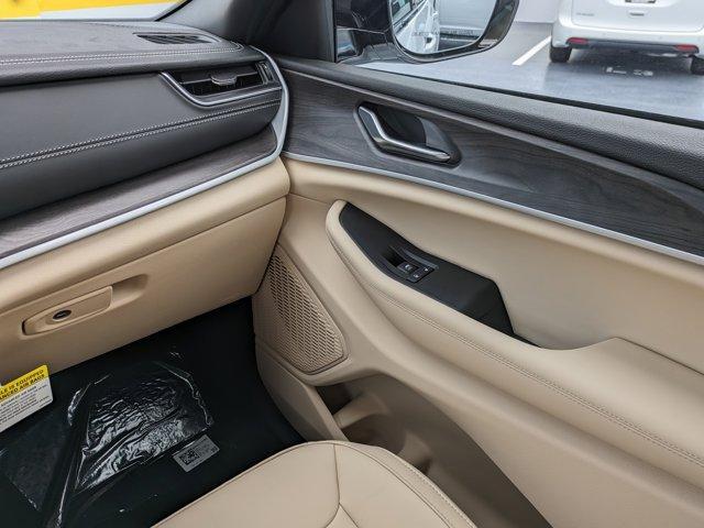 new 2025 Jeep Grand Cherokee car, priced at $35,799