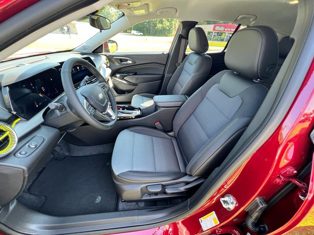 new 2025 Chevrolet Trax car, priced at $25,525