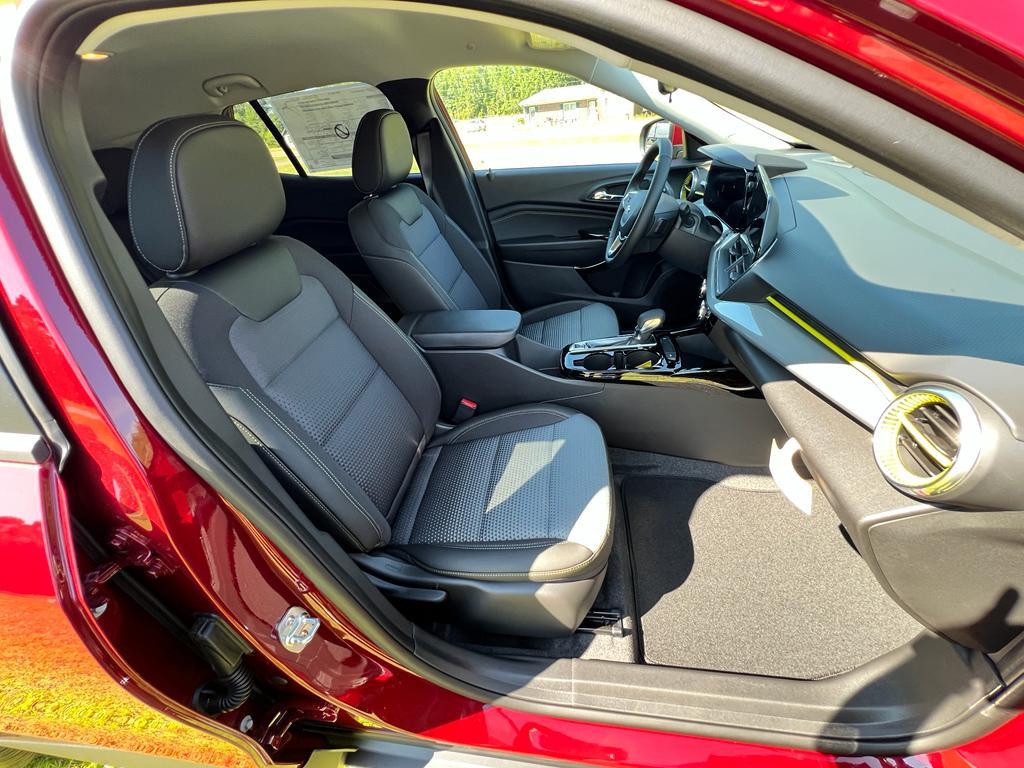 new 2025 Chevrolet Trax car, priced at $25,525