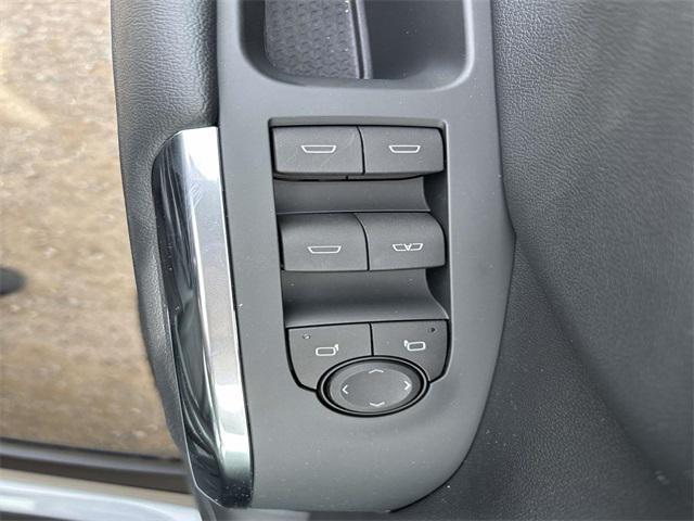 new 2025 Chevrolet Traverse car