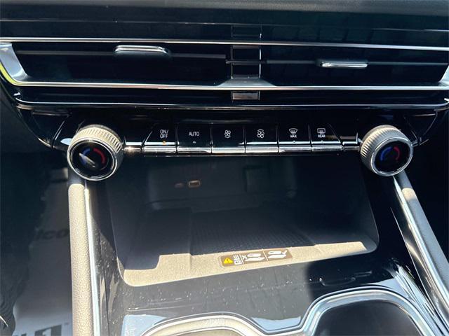 new 2025 Chevrolet Traverse car