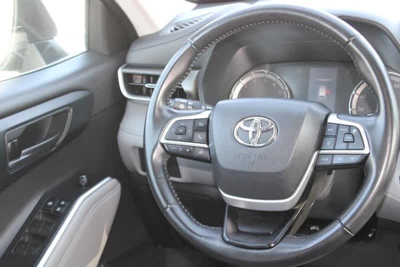 used 2022 Toyota Highlander car, priced at $33,960