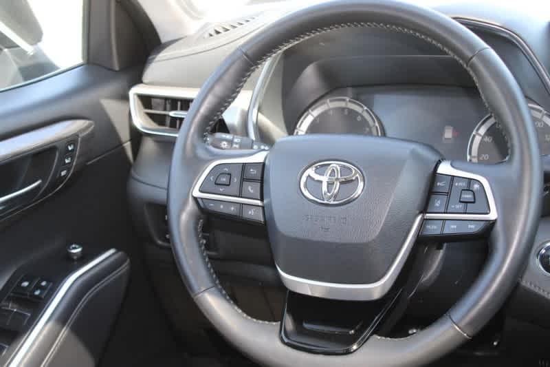 used 2022 Toyota Highlander car, priced at $42,960