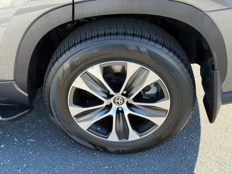 used 2021 Toyota Highlander car, priced at $30,960