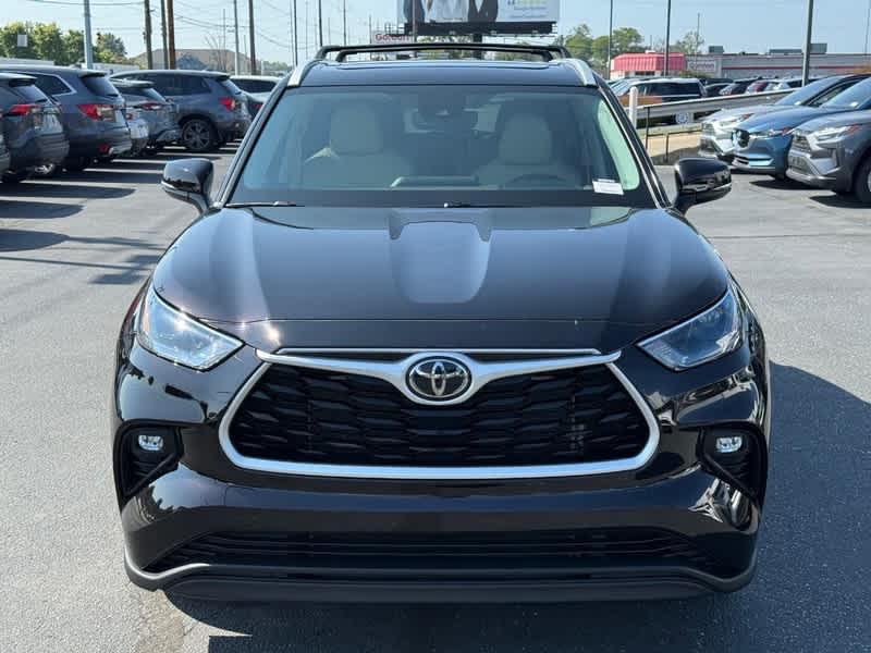 used 2022 Toyota Highlander car, priced at $38,460