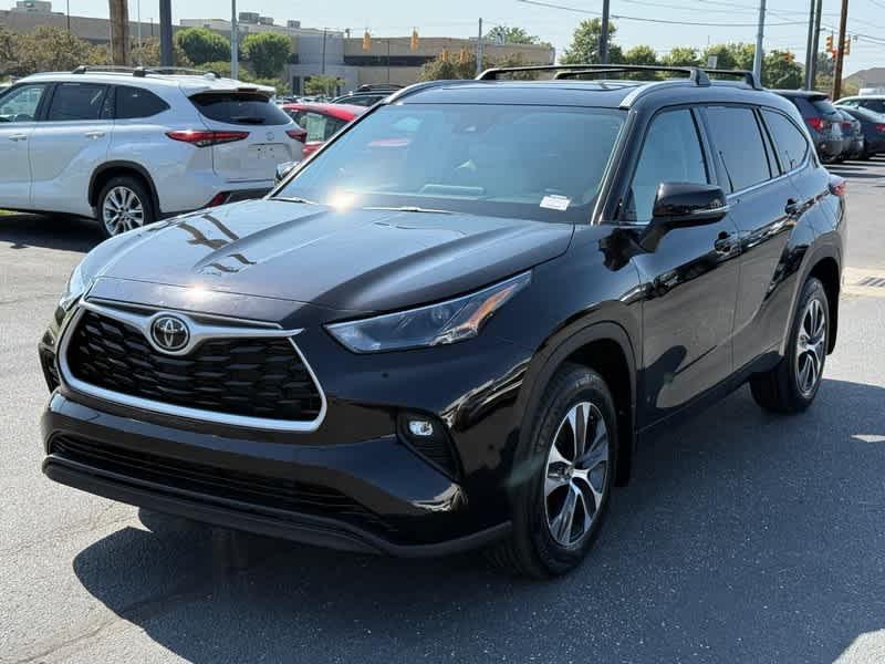 used 2022 Toyota Highlander car, priced at $38,460
