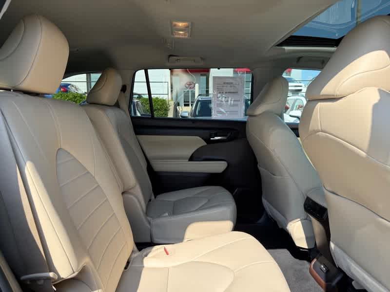 used 2022 Toyota Highlander car, priced at $38,460