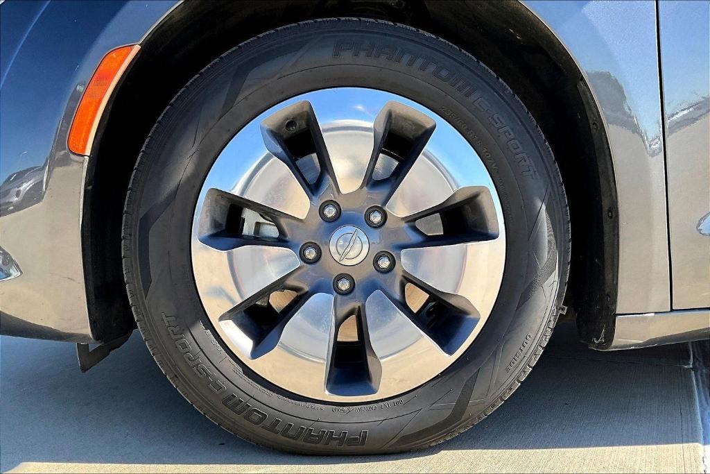 used 2018 Chrysler Pacifica Hybrid car, priced at $19,995