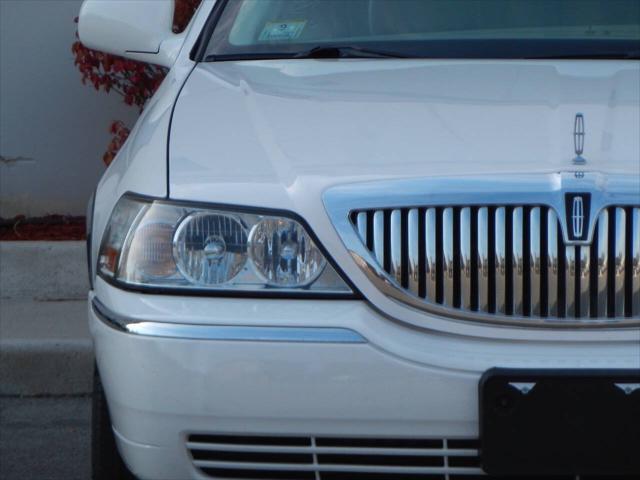 used 2008 Lincoln Town Car car, priced at $14,995