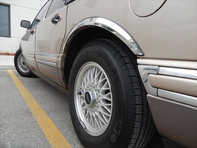 used 1992 Lincoln Town Car car, priced at $8,995