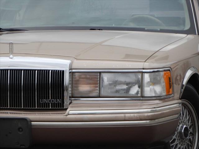 used 1992 Lincoln Town Car car, priced at $8,995