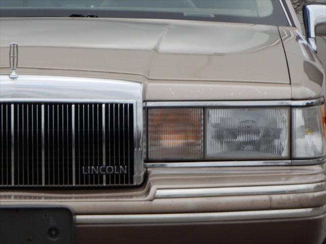 used 1992 Lincoln Town Car car, priced at $8,995