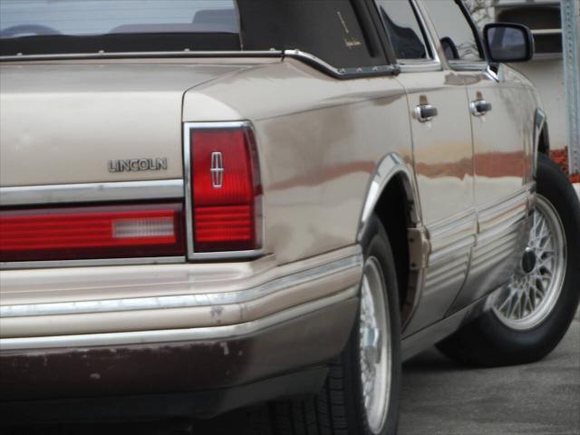 used 1992 Lincoln Town Car car, priced at $8,995