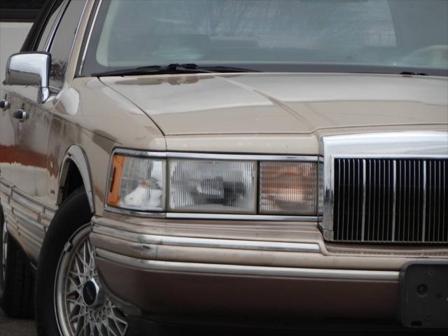 used 1992 Lincoln Town Car car, priced at $8,995