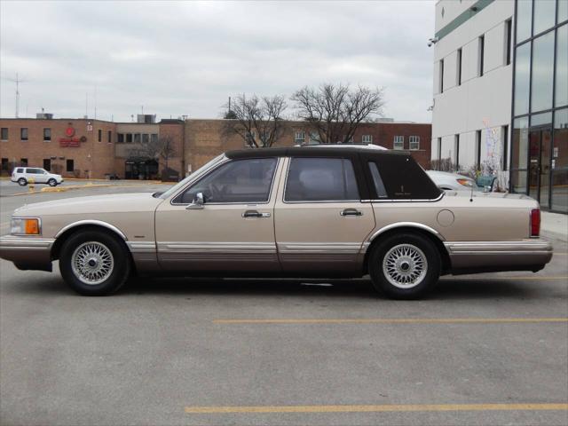 used 1992 Lincoln Town Car car, priced at $8,995