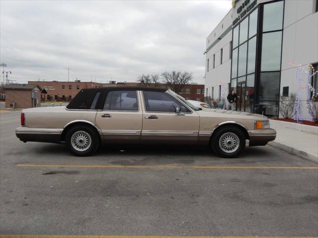 used 1992 Lincoln Town Car car, priced at $8,995