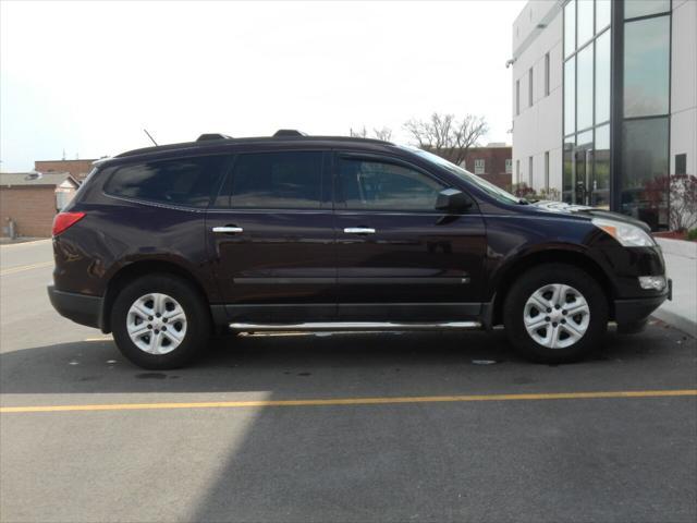 used 2009 Chevrolet Traverse car, priced at $9,995