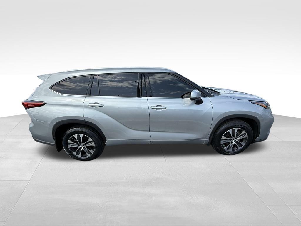 used 2022 Toyota Highlander car, priced at $37,260