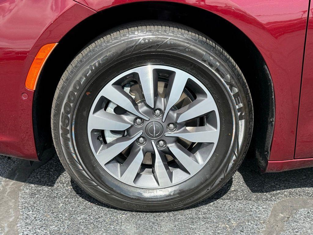 used 2021 Chrysler Pacifica Hybrid car, priced at $22,242