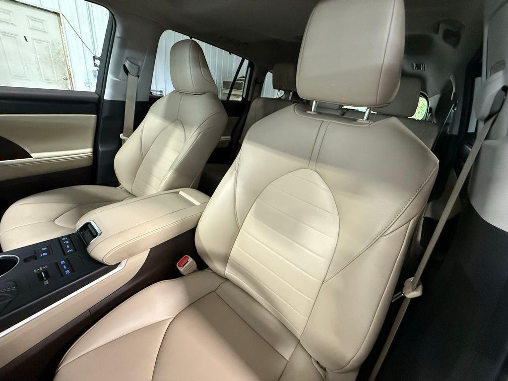 used 2022 Toyota Highlander car, priced at $40,074