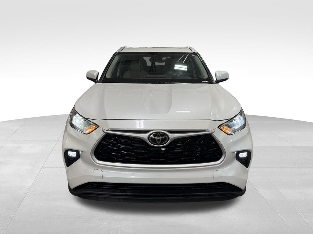 used 2022 Toyota Highlander car, priced at $40,074